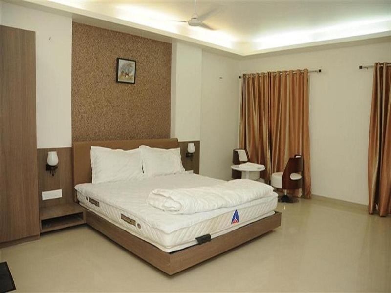Royal Inn Ankleshwar Bagian luar foto